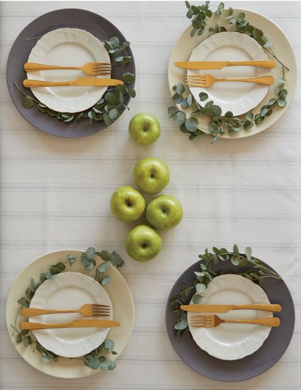 מפת שולחן בגודל 170X170 ס''מ דגם רותם מבית ערד טקסטיל צבע שמנת