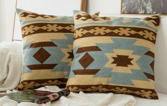 כרית נוי דגם רטרו 45x45 ס''מ מבית פסים - צבע אדמה