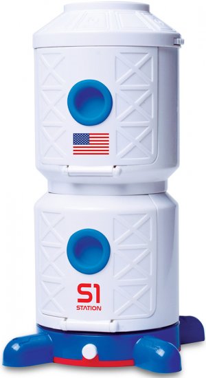 תחנת חלל עם אסטרונאוט מבית Astro Venture