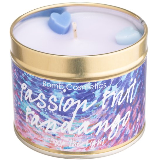 Bomb Cosmetics - נר ריחני באריזת פח בניחוח פסיפלורה ואפרסק - משקל 180 גרם